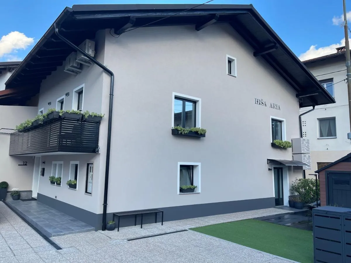 Bela Hiša Aria z balkonom, dvoriščem in parkiriščem